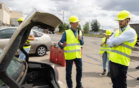 Visit of Virginijus Sinkevičius, European Commissioner, to a depollution and dismantling site for end-of-life vehicles (COMET Group)