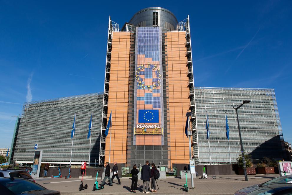 The 'RePowerEU' banner on the front of the Berlaymont building
